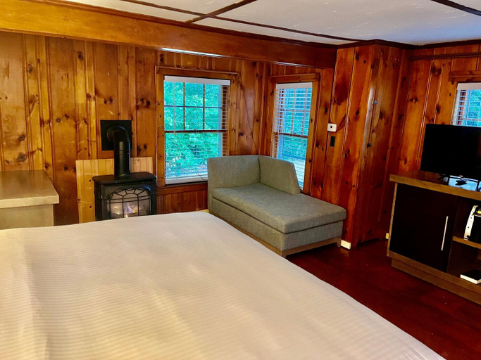 Bedroom 2, White Mountain Cottages, Carroll
