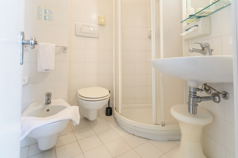 Bathroom 4, Hotel Airone, Rimini