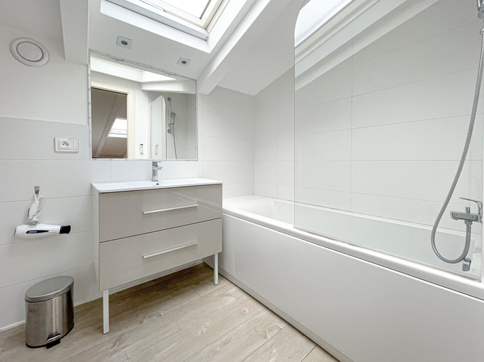 Room 2, 210 - Tony Allard 4A, Alpes-Maritimes