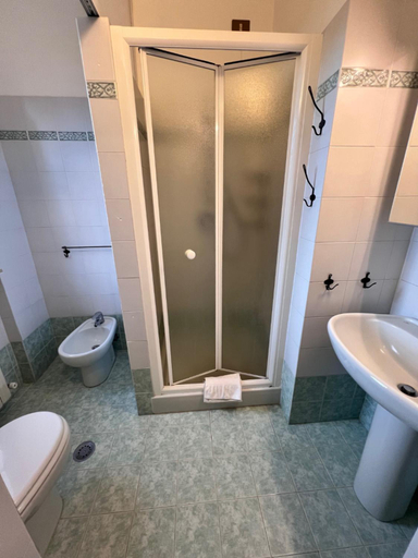 Bathroom 4, Casale Virgili, Siena