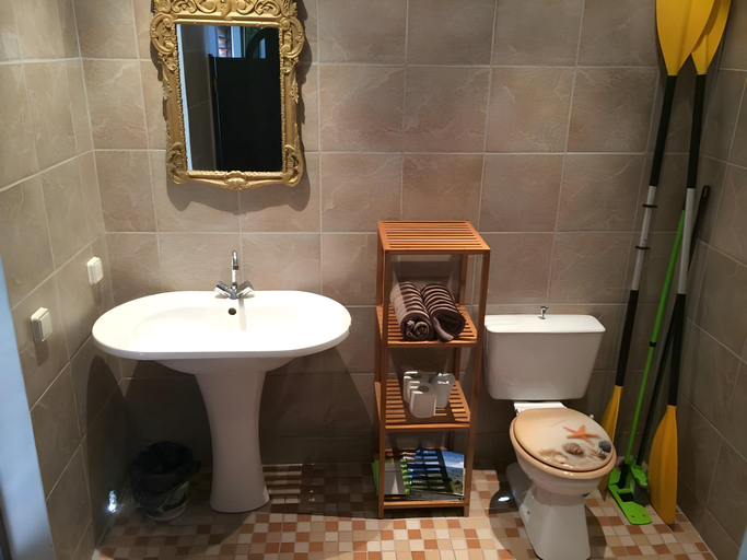 Bathroom, Fare Tokoau