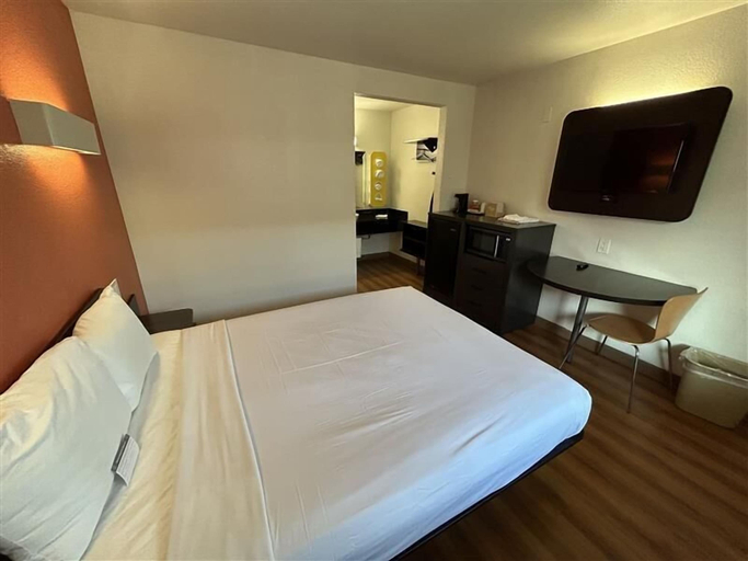 Bedroom 2, Studio 6 Suites - Riverside, Ca, Riverside