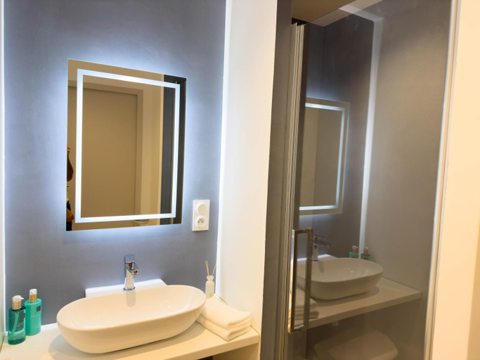 Bathroom 4, Les suites du 13, Gard