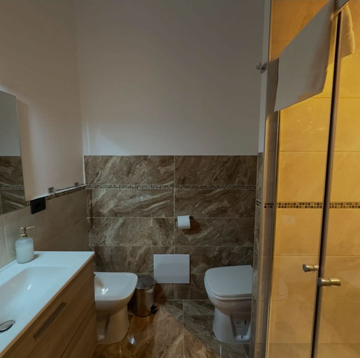 Bathroom 5, Residence El Diez, Napoli