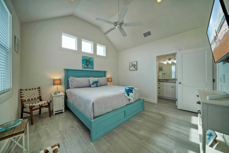 Bedroom 5, A Crazy Beach by Avantstay Steps to Old Town, Nueces