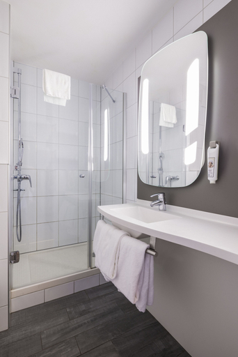 Bathroom 4, ibis Zurich Messe Airport, Zürich