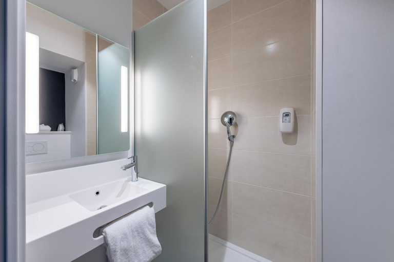 Bathroom 4, B&B HOTEL Paris Meudon Vélizy, Hauts-de-Seine