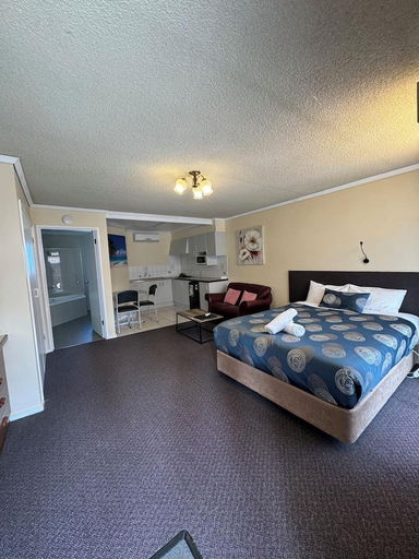 Bedroom 2, Blue Whale Motor Inn & Apartments, Warrnambool