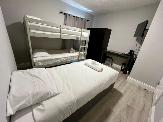 Room 4, Shamrock Inn