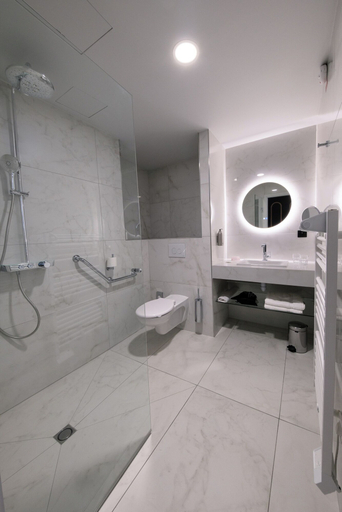 Bathroom 3, Hôtel Le Regina, Haute-Loire