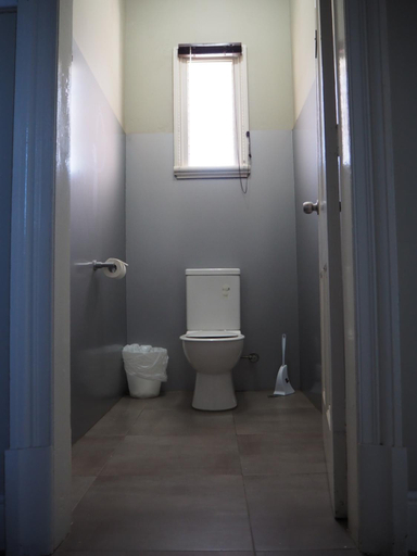 Bathroom 4, The Rec Hotel, Northam