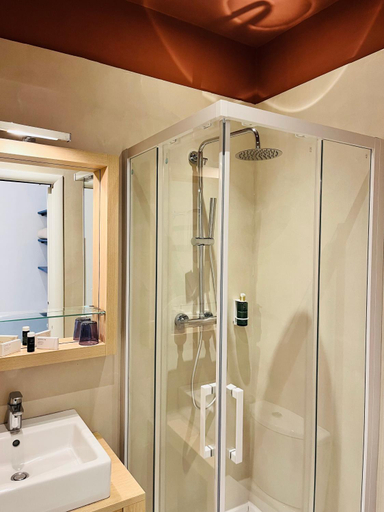 Bathroom 4, Hotel De Londres, Alpes-Maritimes