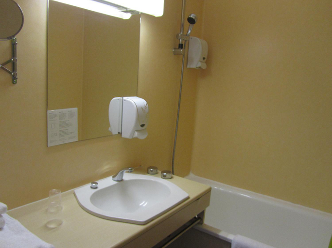 Bathroom 4, Hotel Le Saint Joseph, Puy-de-Dôme