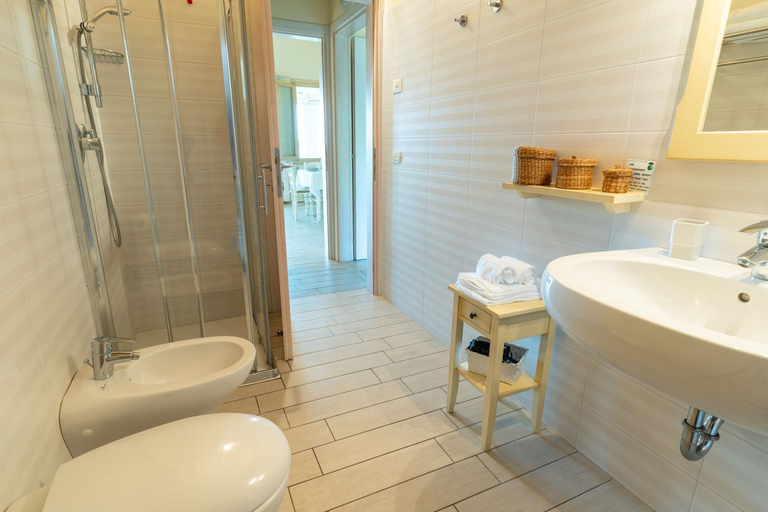 Bathroom 2, Agriturismo Colle Dei Pivi, Mantua