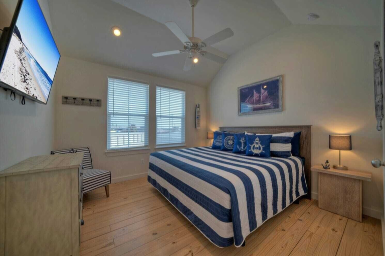 Bedroom 4, A Crazy Beach by Avantstay Steps to Old Town, Nueces