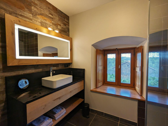 Bathroom, Suite spacieuse avec bien-etre, parking, wifi, a Saint-Privat-d'Allier - FR-1-582-491, Haute-Loire