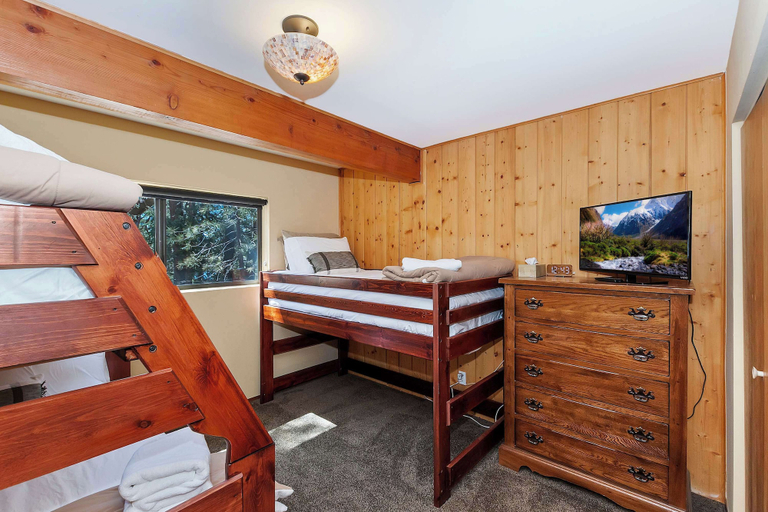 Bedroom 3, Tres Patos - Lakefront Stay for 8, San Bernardino