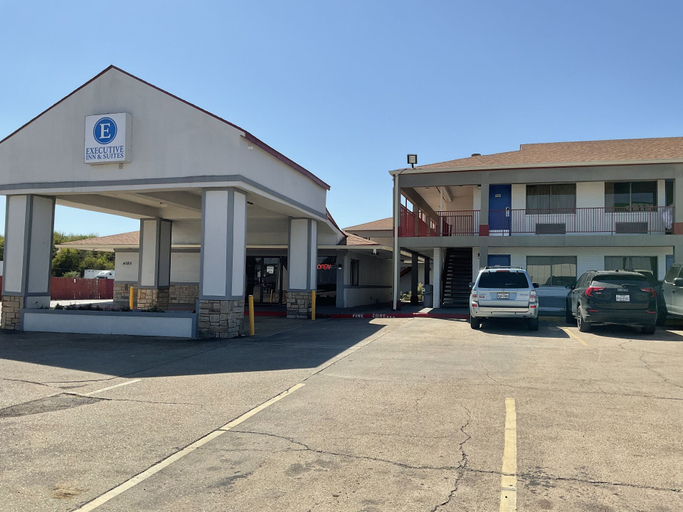 Exterior & Views 2, Executive Inn & Suites, Jefferson