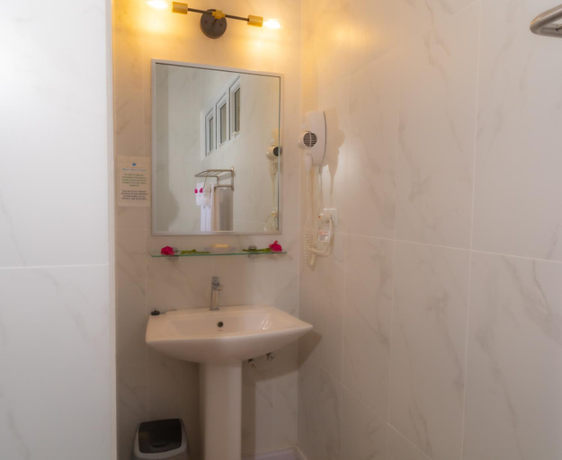 Bathroom 3, Crown Point Beach Hotel