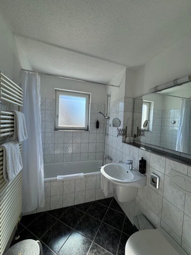 Bathroom 4, Runas Air Muc Park Sleep & Fly, Freising