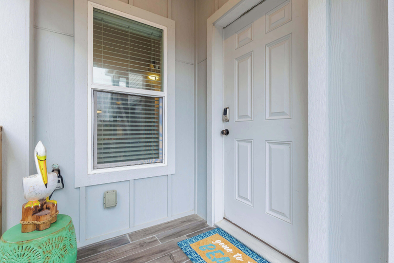 Others 3, Comfy 3bdr Right in Town Sleeps 10, Nueces