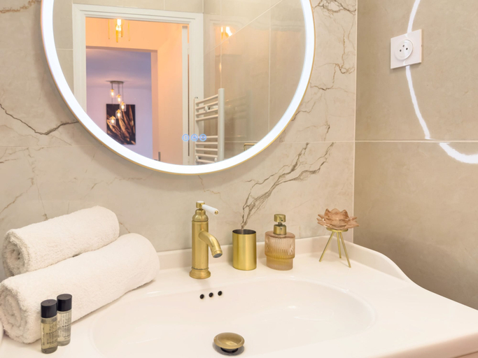 Room 2, 310 Le Dor in Cannes, Alpes-Maritimes