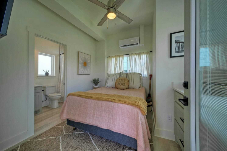 Bedroom 5, Seas The Bay by Avantstay In-town Private Pool, Nueces