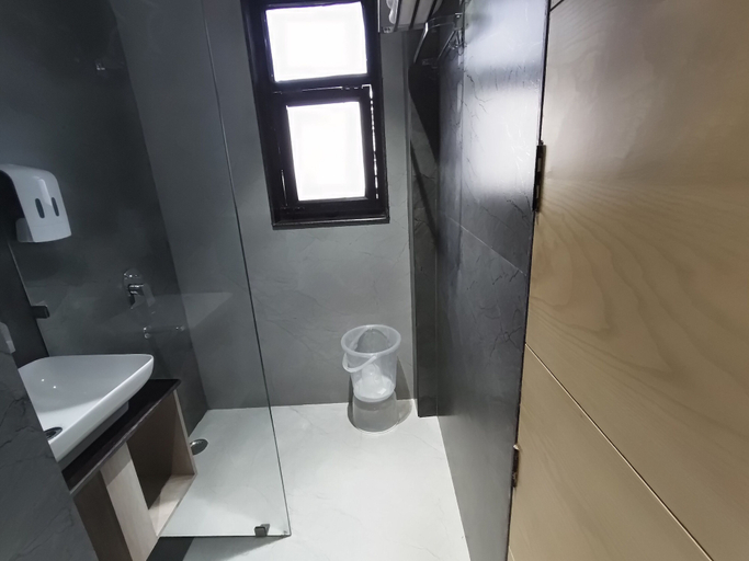 Bathroom 4, Hotel sar kamla dham, Mathura