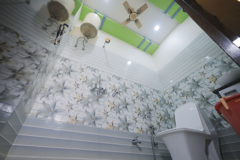 Bathroom 4, Hotel Pragati palace, Mathura