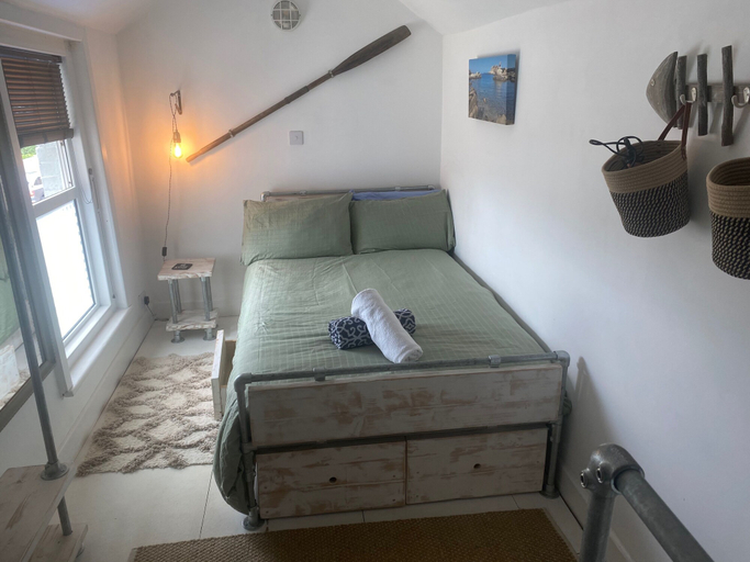 Room 4, Isle 2-bed Retreat- Sleeps 4, Garden & Games Room, Isle of Wight
