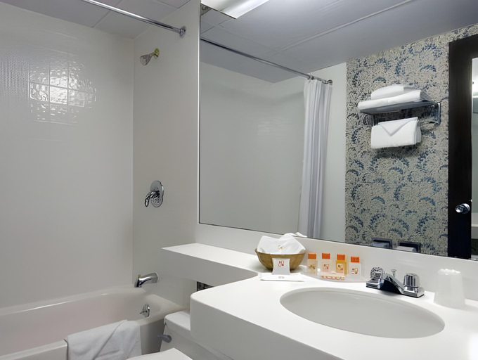 Bathroom 4, Howard Johnson by Wyndham Mystic, New London