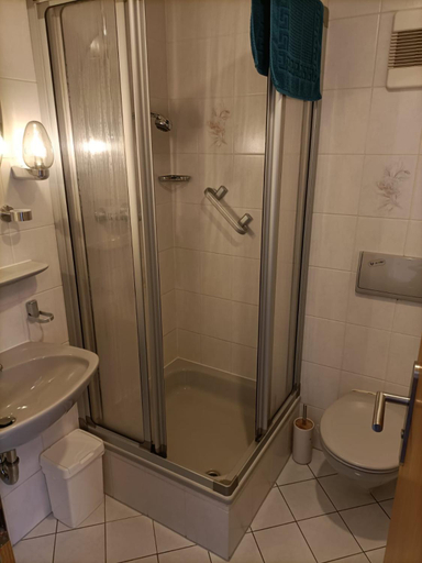 Bathroom 2, Hotel-Restaurant Babylon, Neuwied