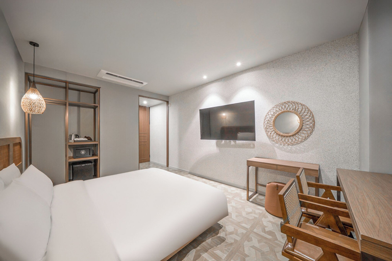 Bedroom 4, Giant Hotel, Buk