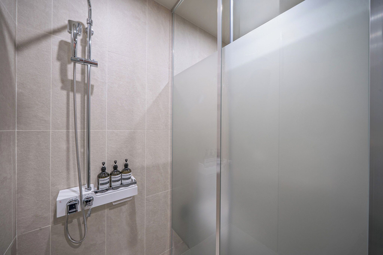 Bathroom 5, Giant Hotel, Buk