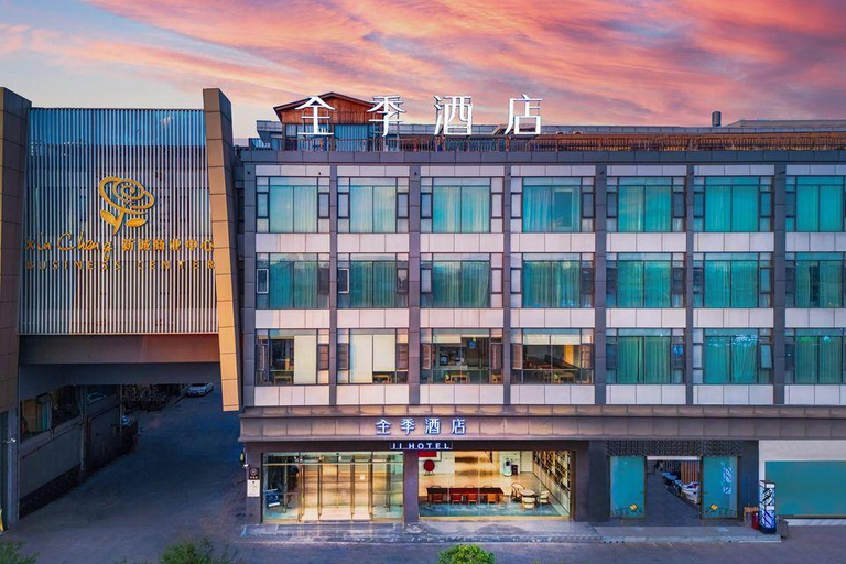 Exterior & Views