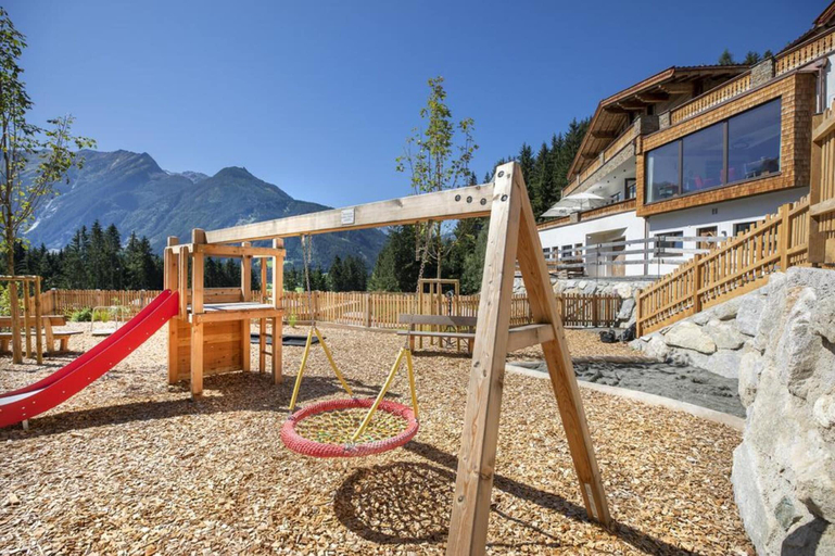 Garden, Luxury Chalet with 2 Bathrooms near Small Slope, Zell am See