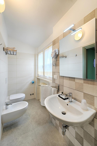 Bathroom 5, Castello, Siena