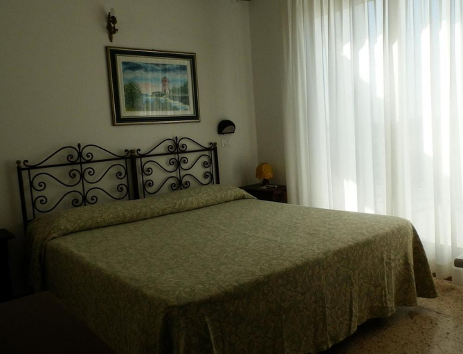 Bedroom 2, Hotel Nautic B&B, Rimini