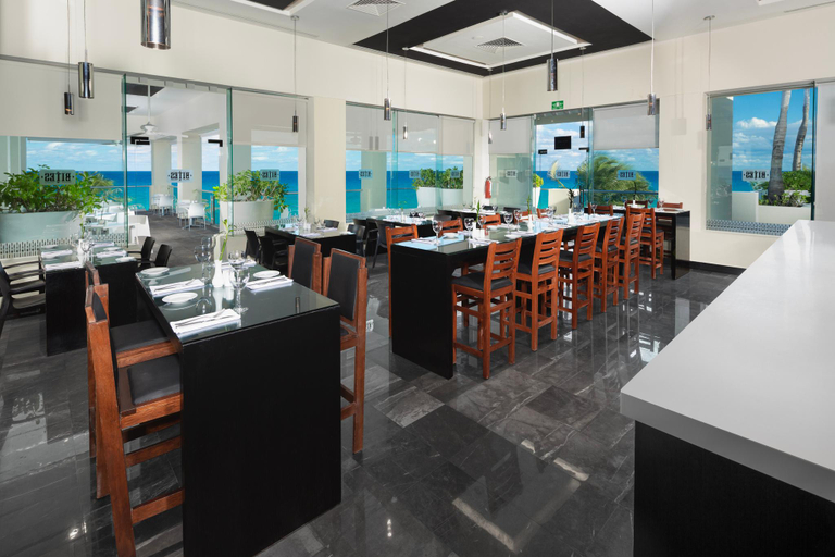 Food & Drinks 5, The Pyramid Cancun by Oasis, Benito Juárez