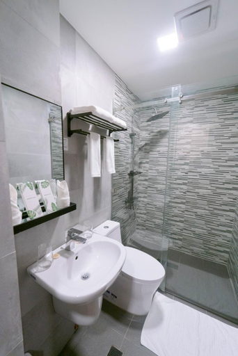 Bathroom 3, A Traveller's Inn, Daraga
