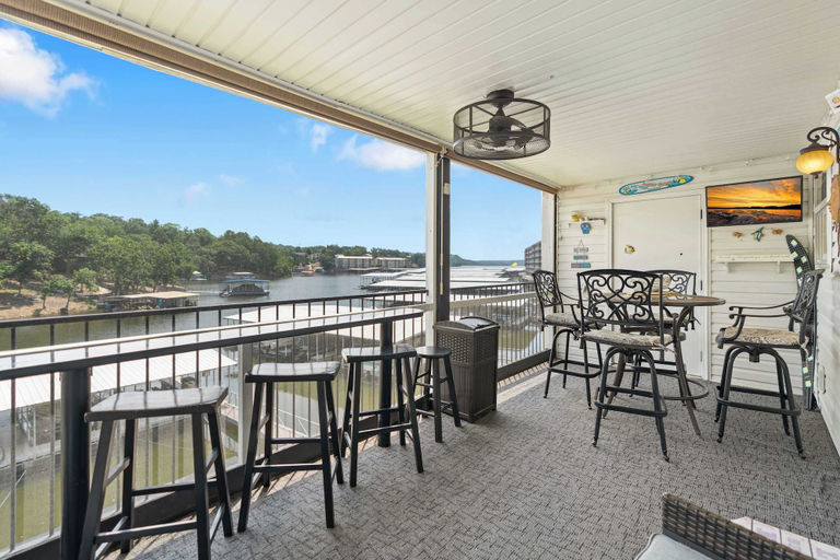 Food & Drinks, Latibe Retreat Lakefront Condo for 4 w/ Balcony & Pool Access, Miller