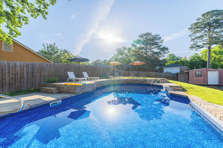Sport & Beauty 4, Serene Modern Getaway with Pool&games, Muscogee
