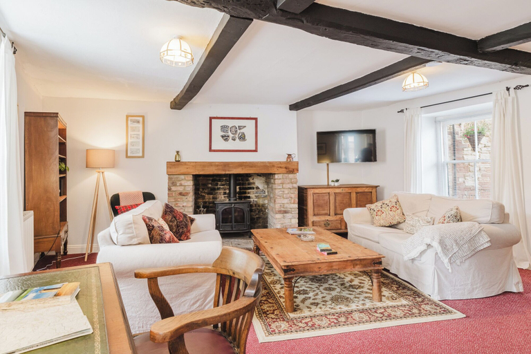 Living area 5, Cozy Cotswolds Retreat in Dursley, Gloucestershire