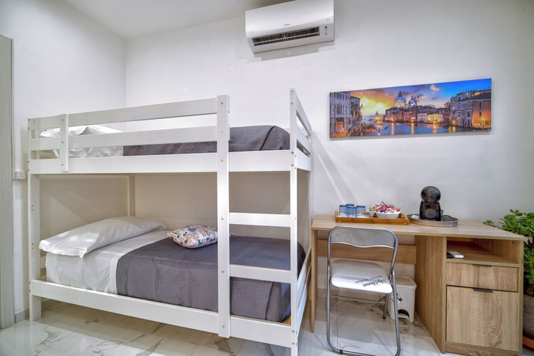 Bedroom 4, Alloggio Turistico Mediterranean Cruises, Roma