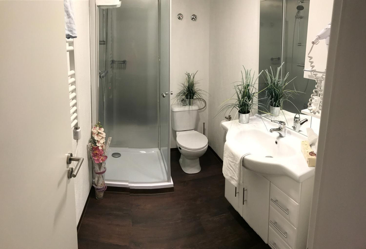 Bathroom, Gasthaus zur Quelle, Westerwaldkreis