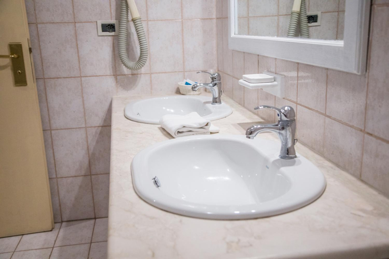 Bathroom 4, Assinos Palace Hotel, Messina