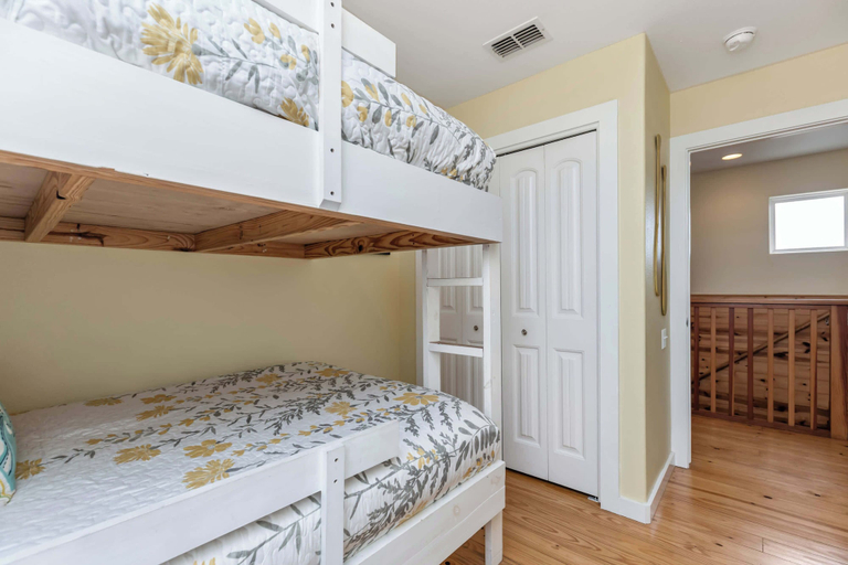 Bedroom 3, Prime Location 5 Bedrooms - Pool, Sleeps 12 + Long Term Stays, Nueces