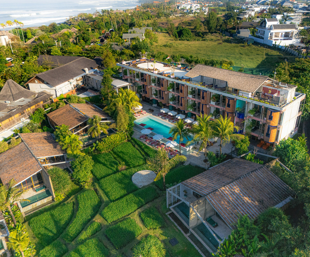 Exterior & Views