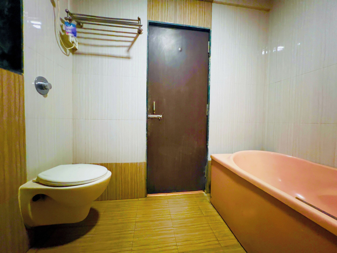Bathroom 5, Hotel Dwaraka, Thane