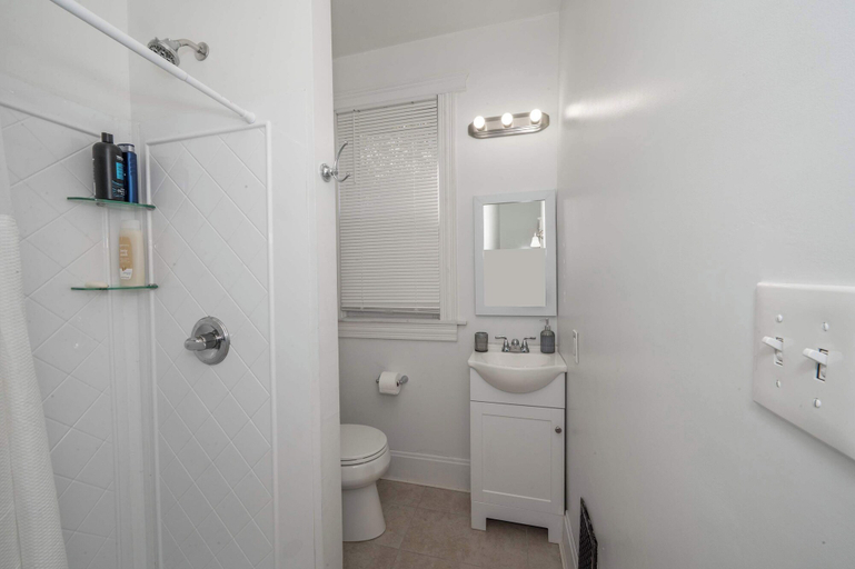 Bathroom, Main St King Suite Near Cincy + Dining, Kenton